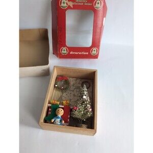 Vtg Commodore Miniature Christmas House Diorama Wood Bottle Brush Tree Wreath